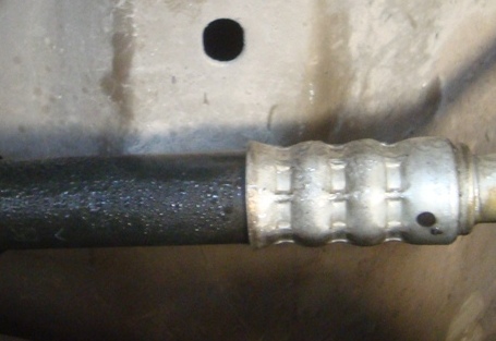 Chất lỏng bám trên đường ống dẫn ga  của hệ thống máy lạnh ô tô